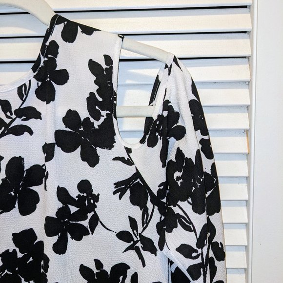 EUC Vince Camuto Cold Shoulder Blouse Small Black/White Floral Keyhole Summer. - Picture 5 of 9
